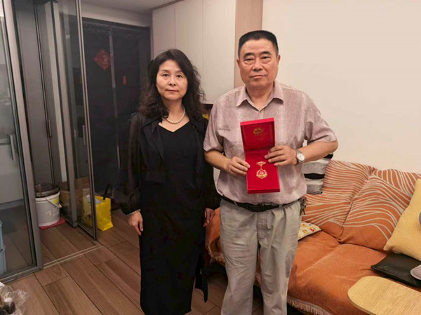 射阳县侨联开展“光荣在党50年”纪念章颁发活动
